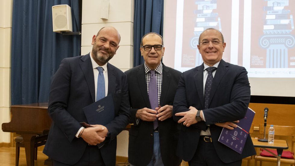 Ο υφυπουργός Πολιτισμού Ιάσων Φωτήλας, ο πρόεδρος του Ελληνικού Ιδρύματος Βιβλίου και Πολιτισμού (ΕΛΙΒΙΠ) Νίκος Μπακουνάκης και ο πρέσβης της Ιταλίας στην Αθήνα, Paolo Cuculi